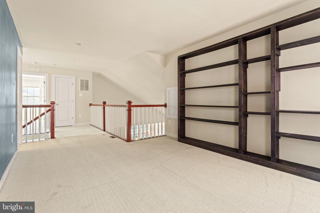 1112 SAXTON DRIVE