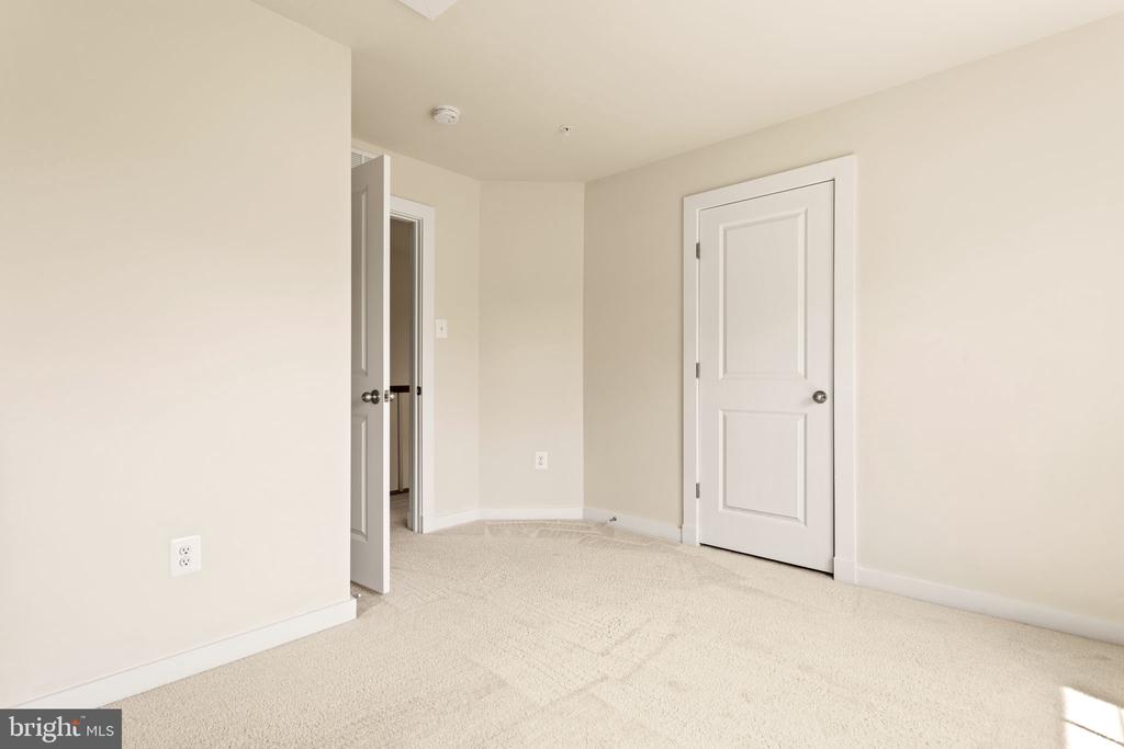 1112 SAXTON DRIVE