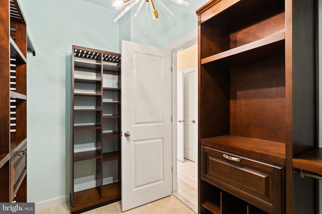 1112 SAXTON DRIVE