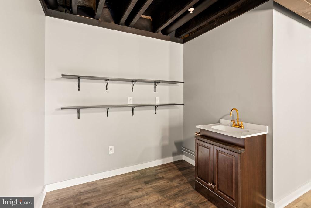 1112 SAXTON DRIVE