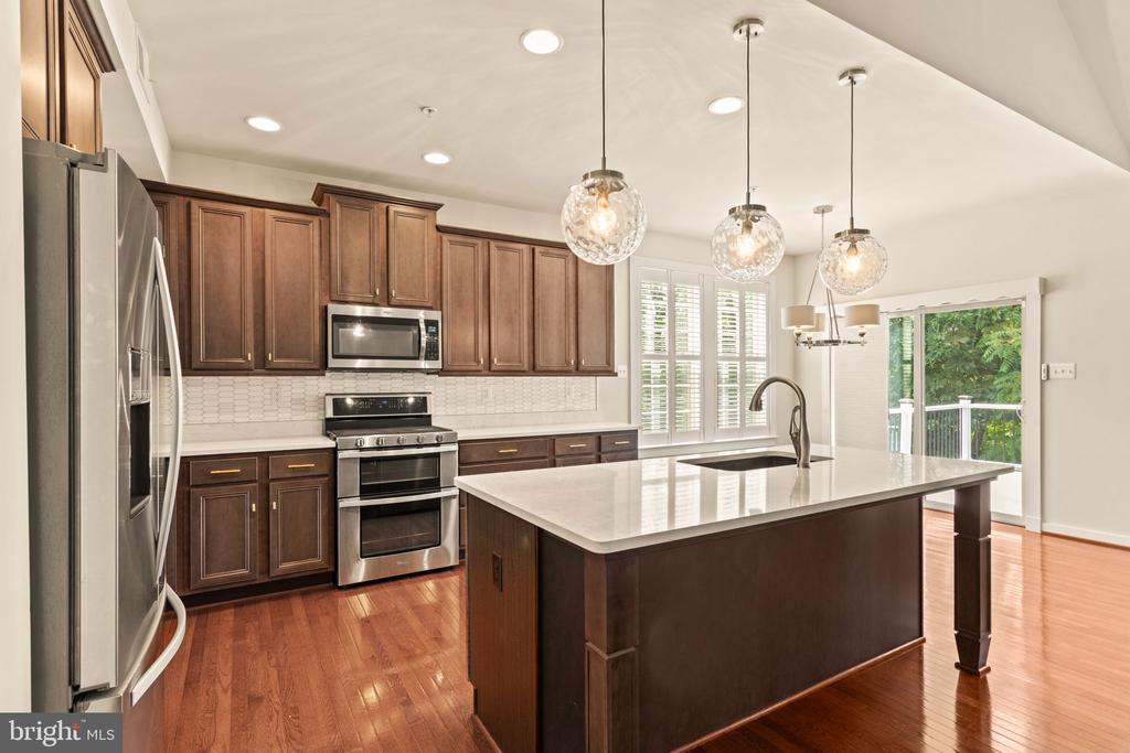 1112 SAXTON DRIVE