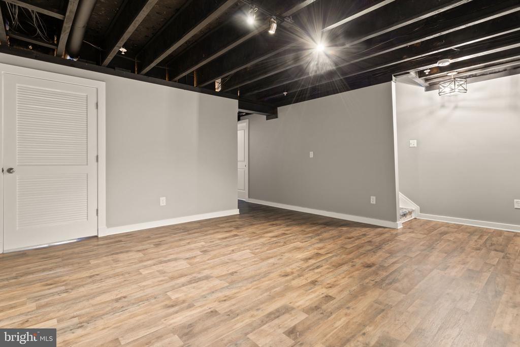 1112 SAXTON DRIVE