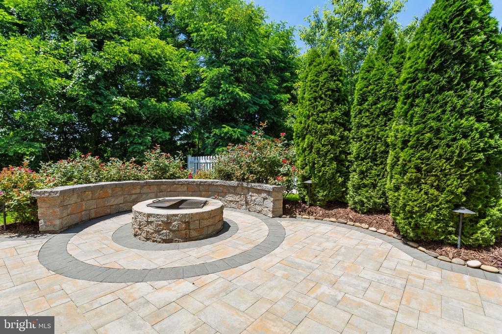 1112 SAXTON DRIVE