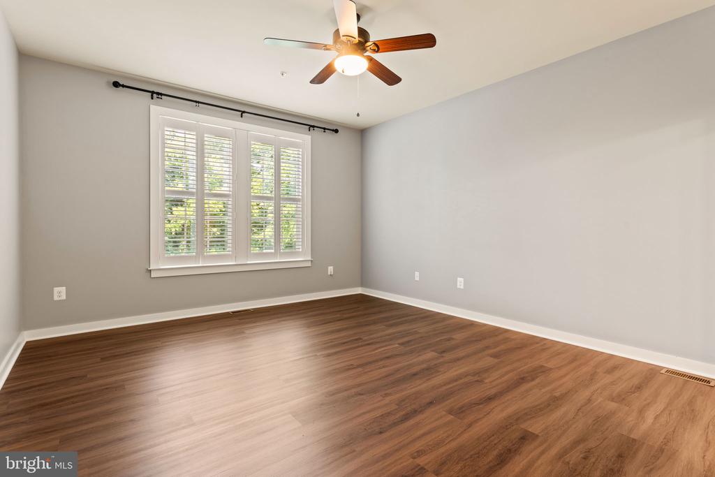 1112 SAXTON DRIVE