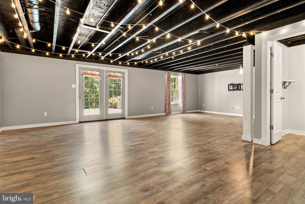 1112 SAXTON DRIVE