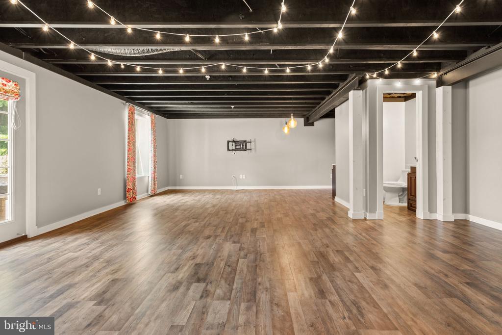 1112 SAXTON DRIVE