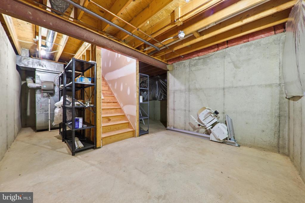 2425 BEAR DEN ROAD