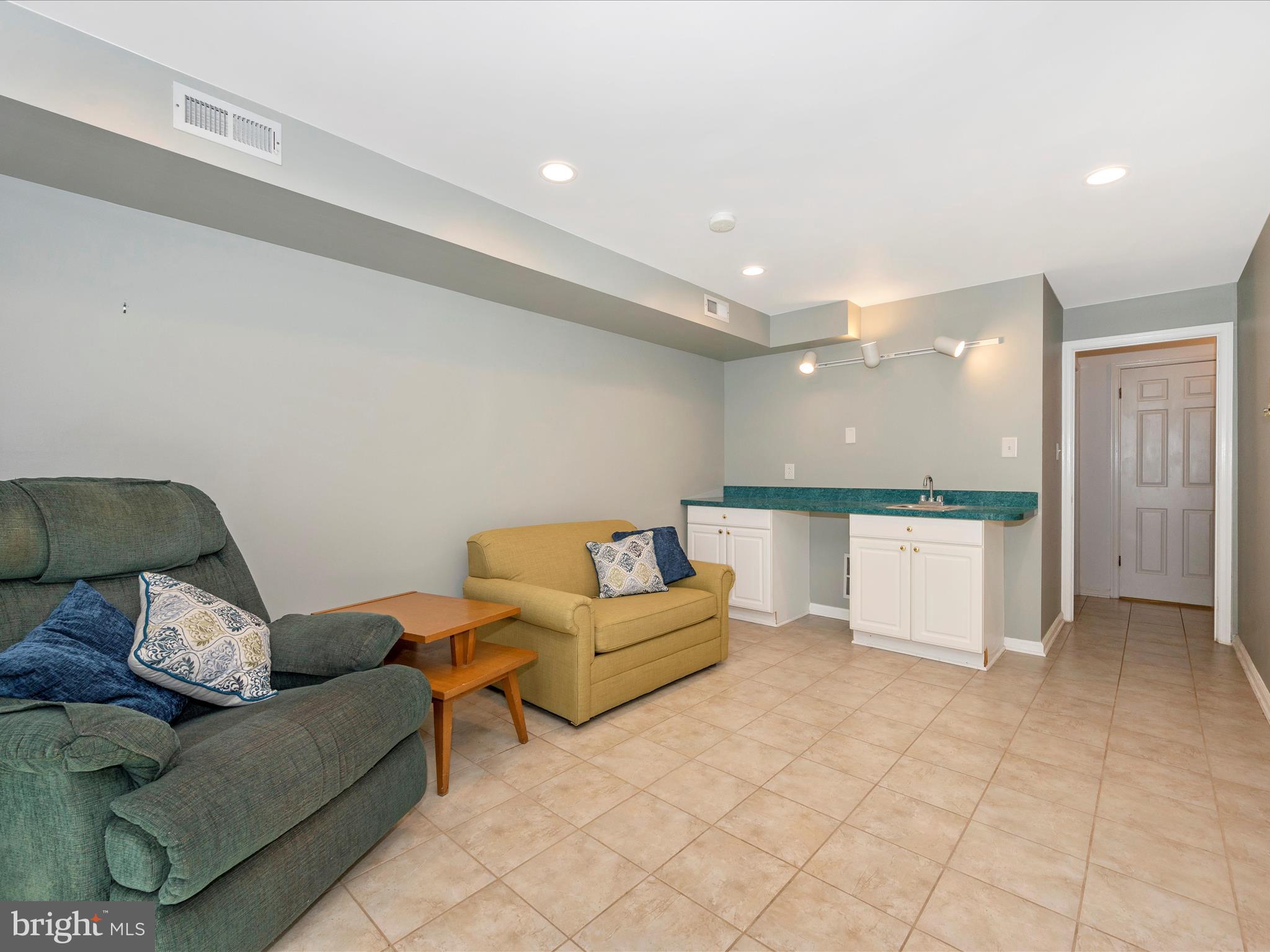 6462 Ducketts LANE Unit: 7-6