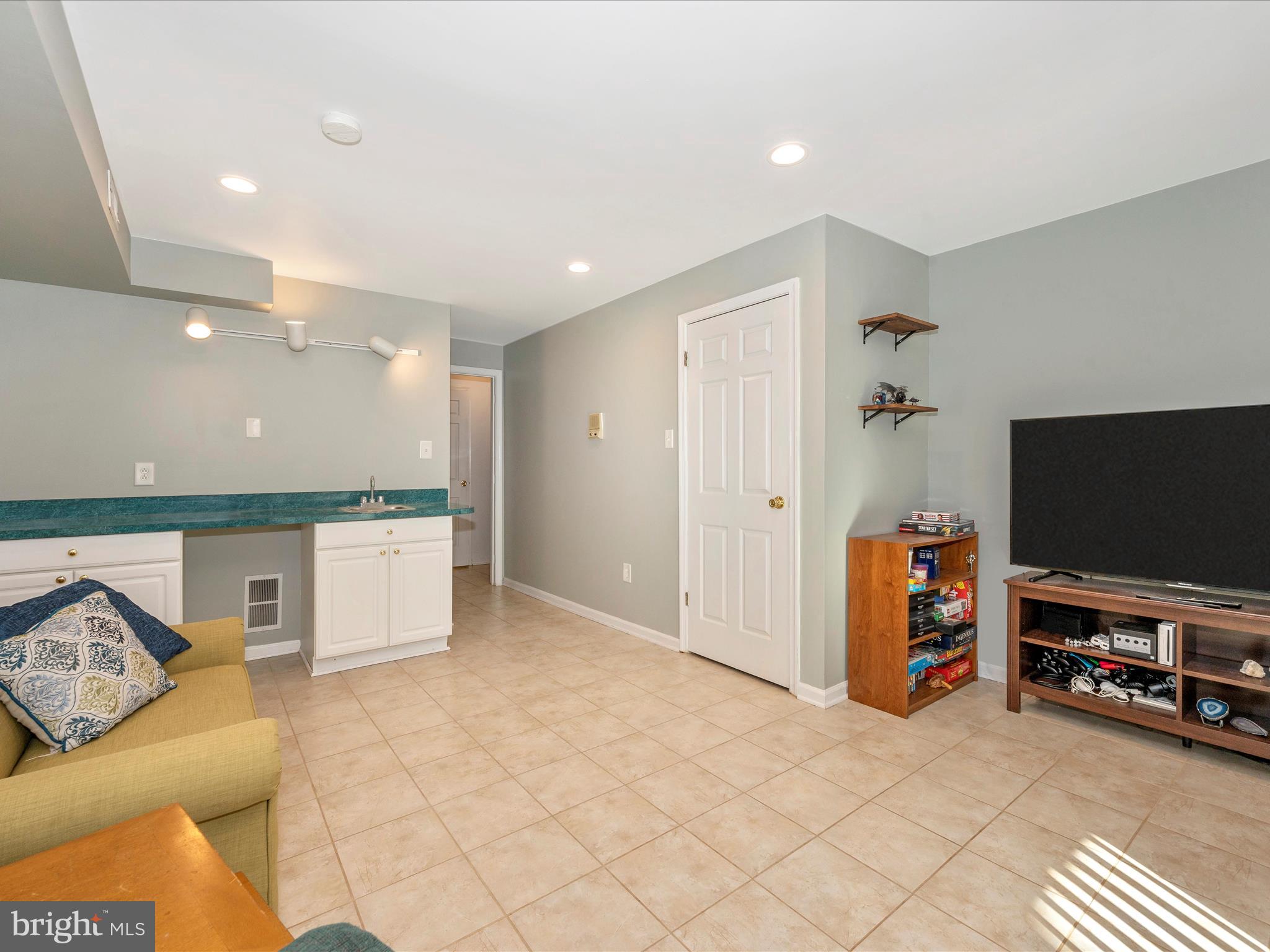 6462 Ducketts LANE Unit: 7-6