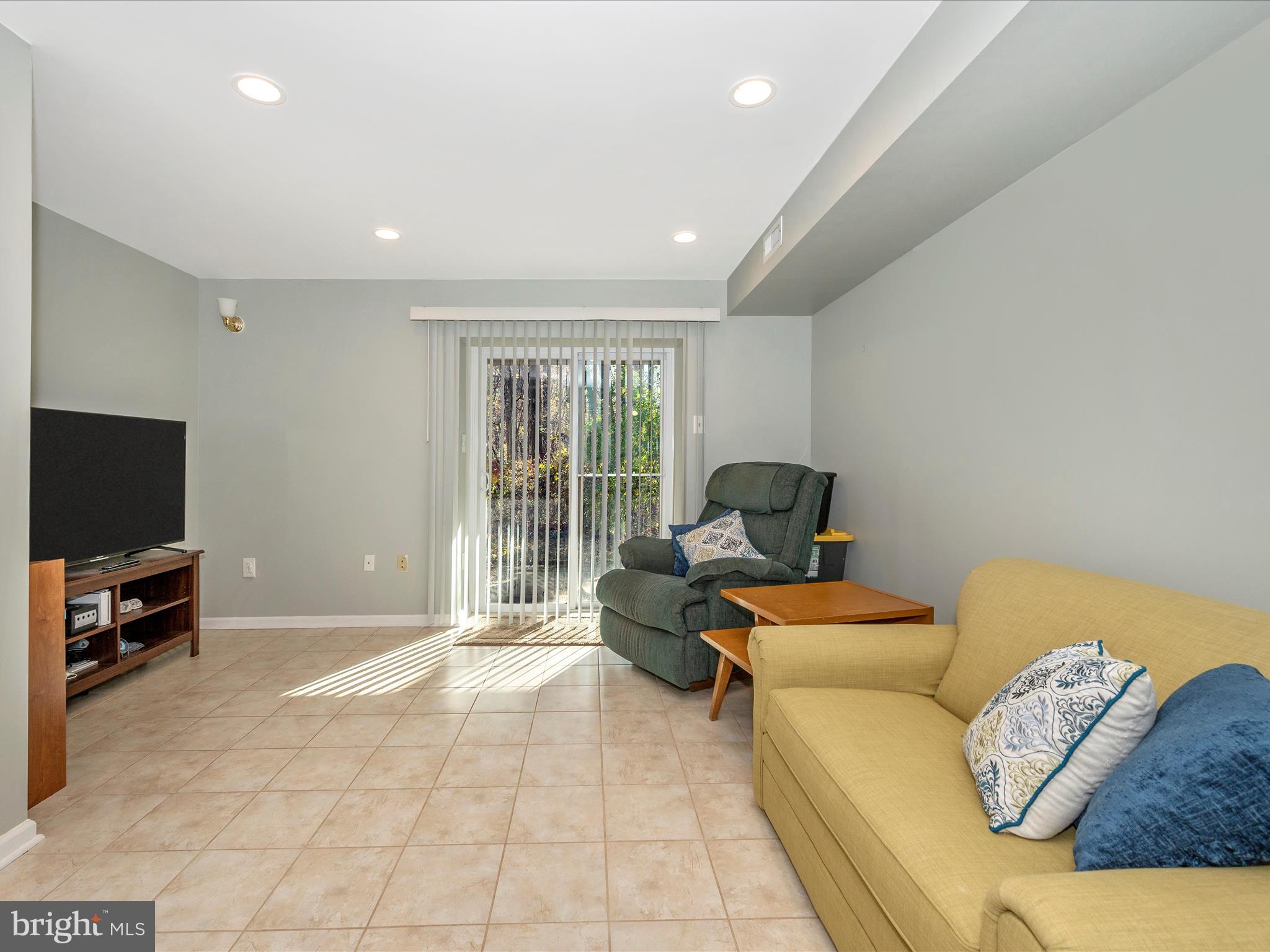 6462 Ducketts LANE Unit: 7-6