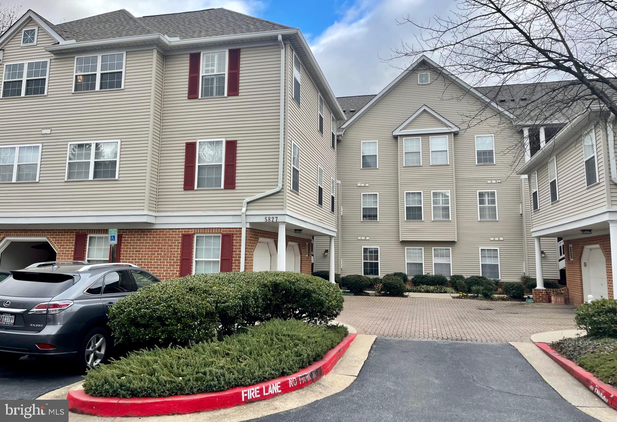 5827 Wyndham Cir #301