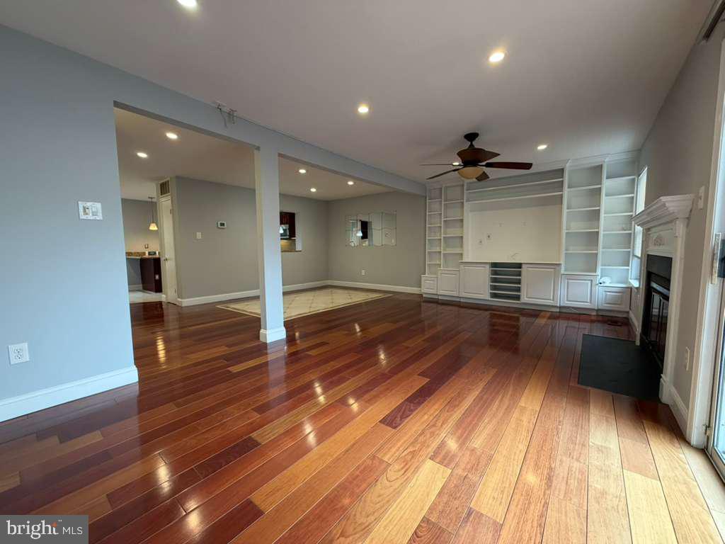 10354 COLLEGE SQUARE