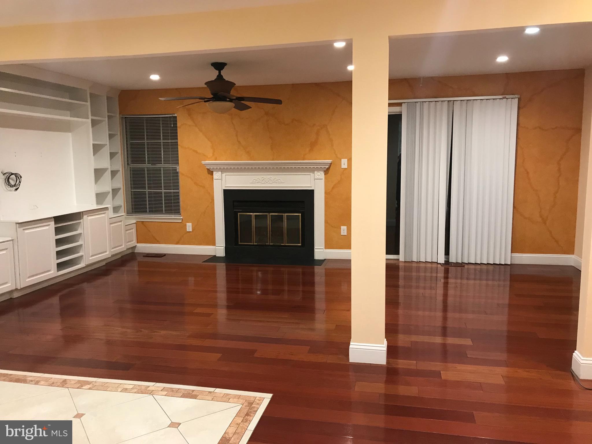 10354 COLLEGE SQUARE