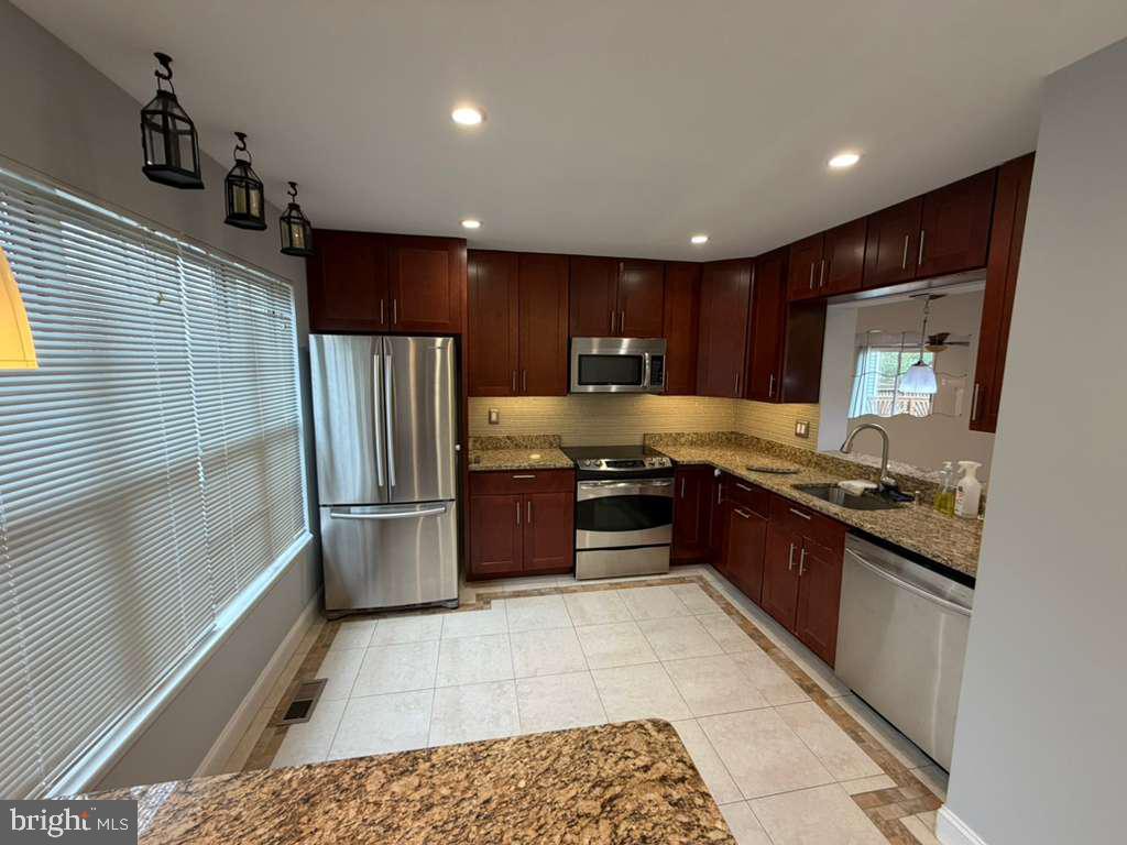 10354 COLLEGE SQUARE