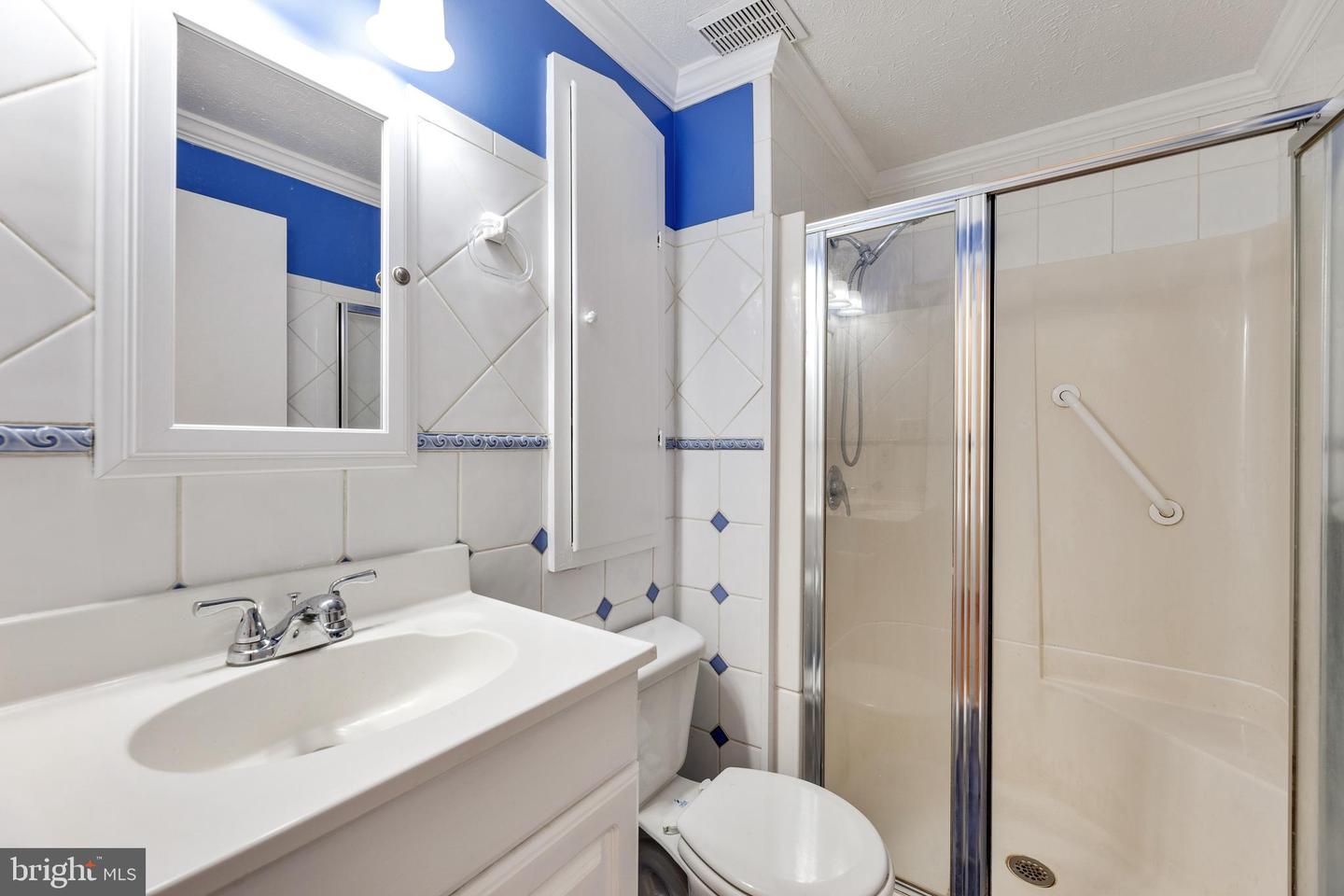 18604 Cross Country LANE