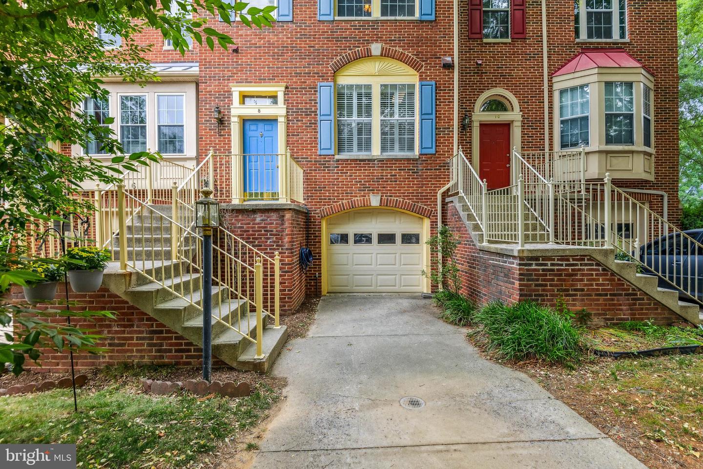 8 Beacon Hill WAY