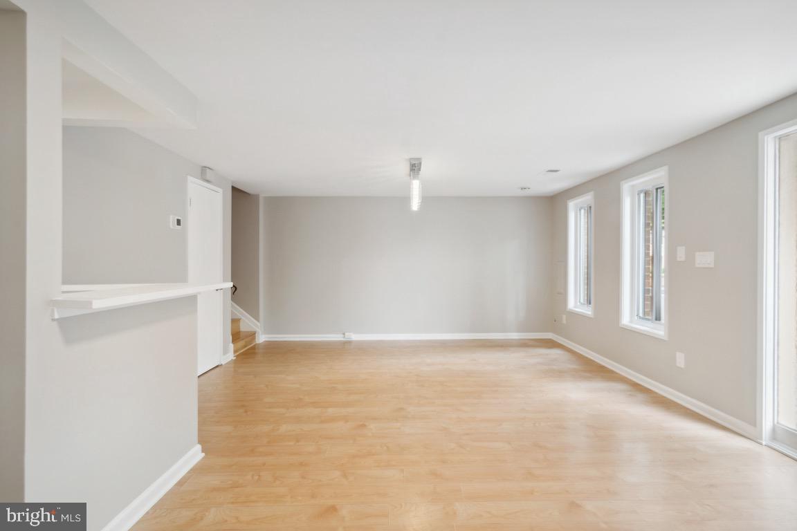 8 Docena COURT
