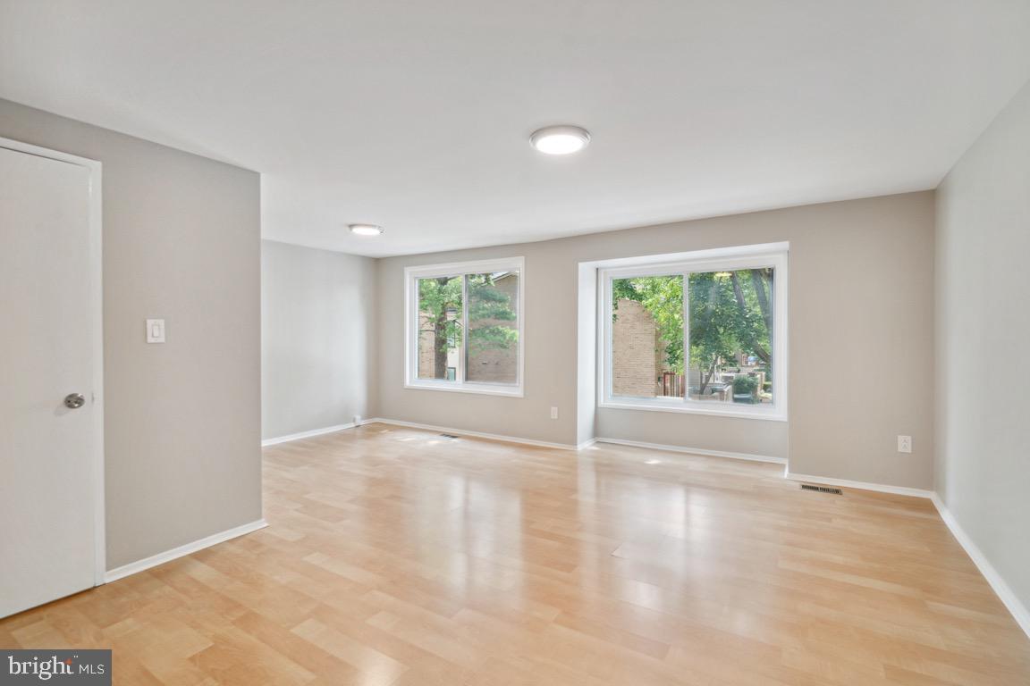 8 Docena COURT