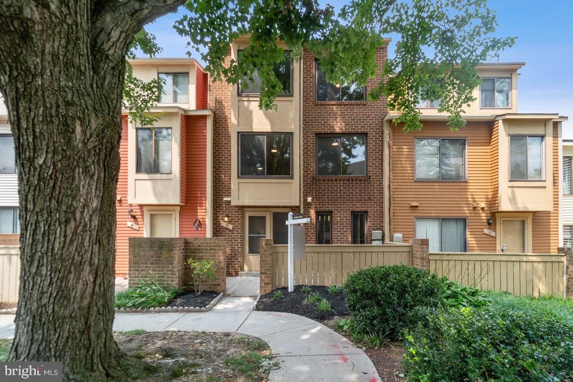 8 Docena COURT