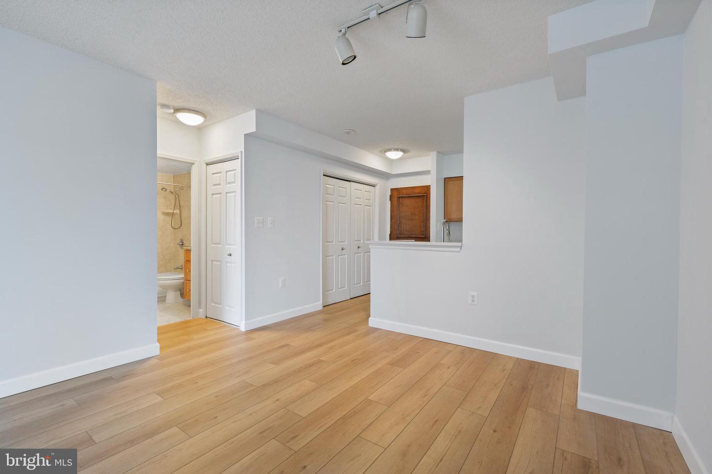 4801 Fairmont AVENUE Unit: 512