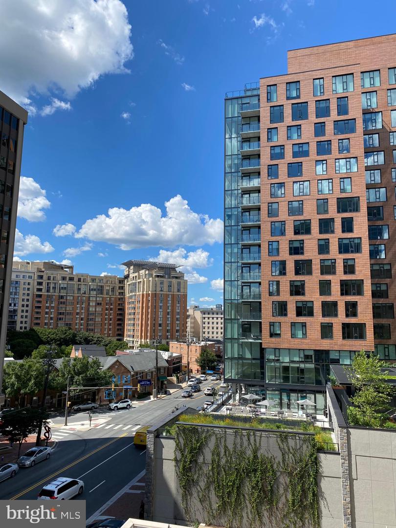 4801 Fairmont AVENUE Unit: 512