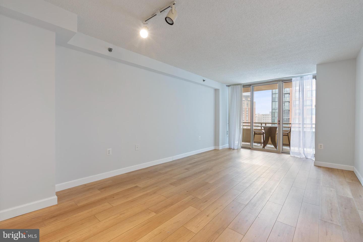 4801 Fairmont AVENUE Unit: 512