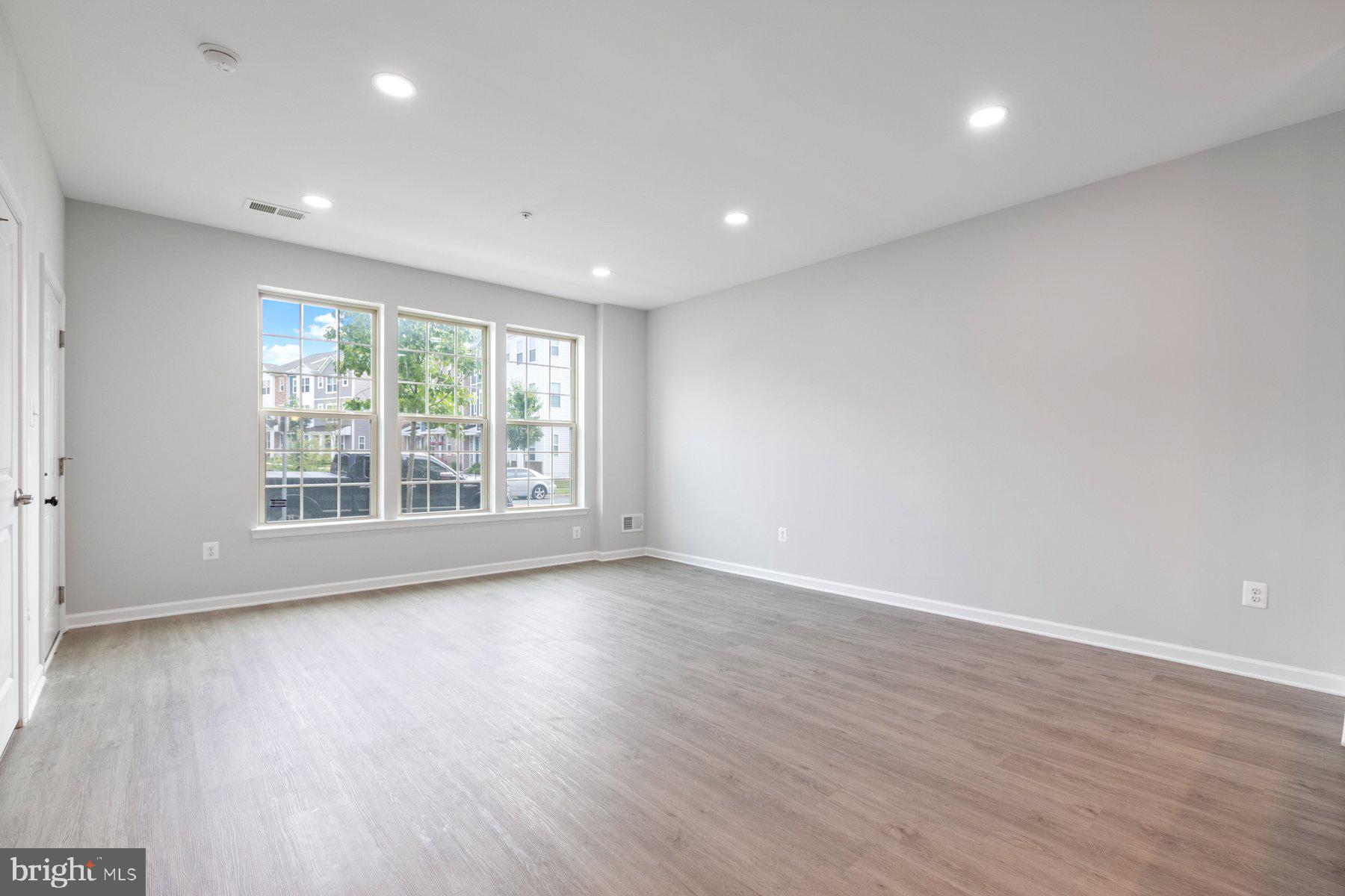 13742 Dovekie Ave #405l