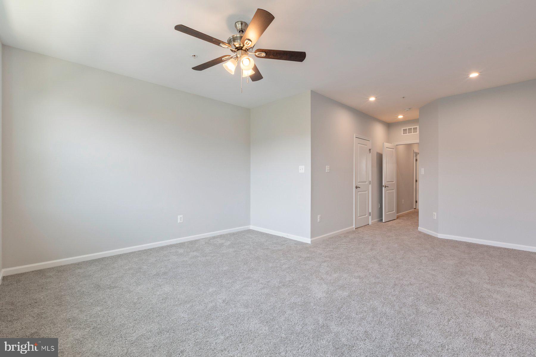 13742 Dovekie Ave #405l