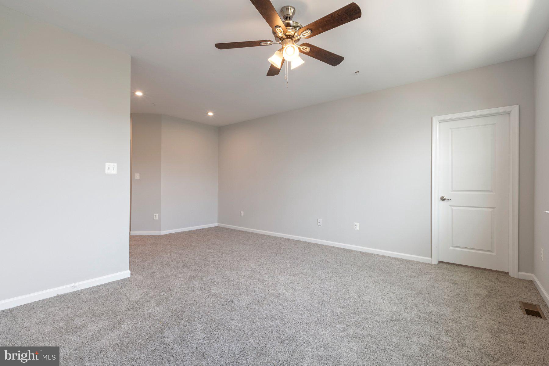 13742 Dovekie Ave #405l