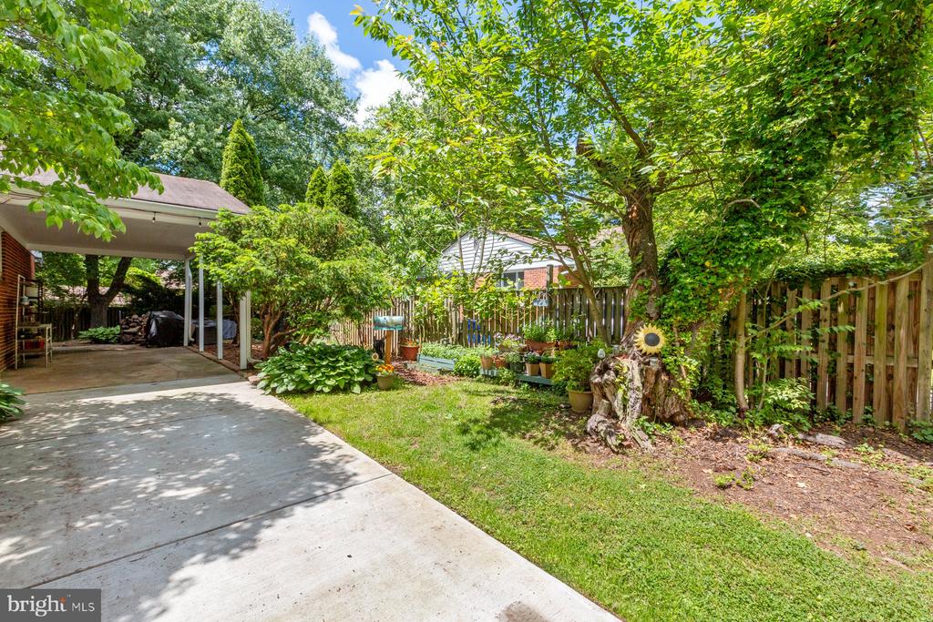 9706 Brixton Ln