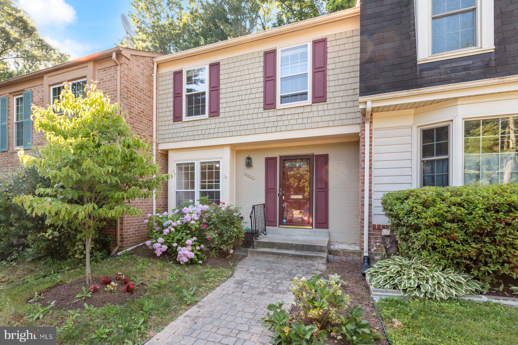 10037 Maple Leaf Dr