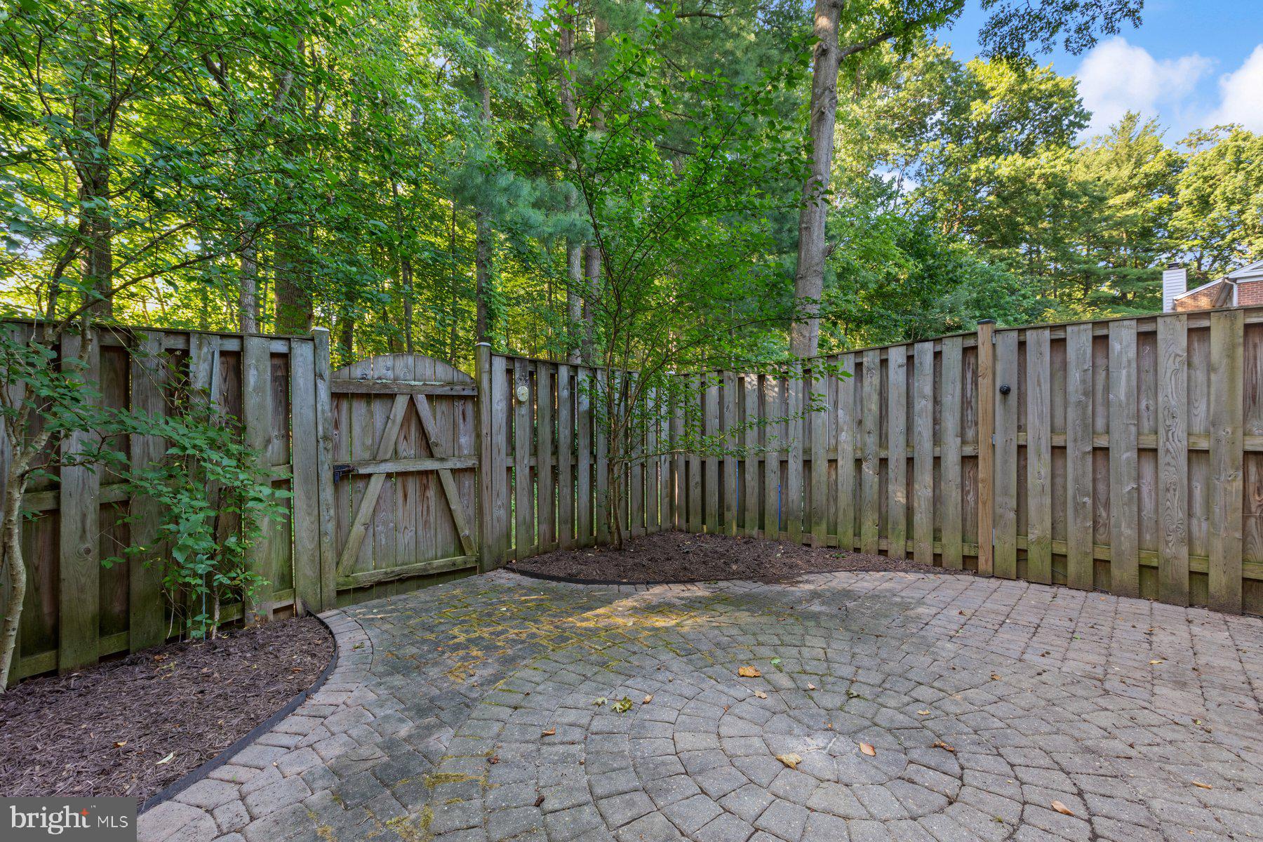 10037 Maple Leaf Dr