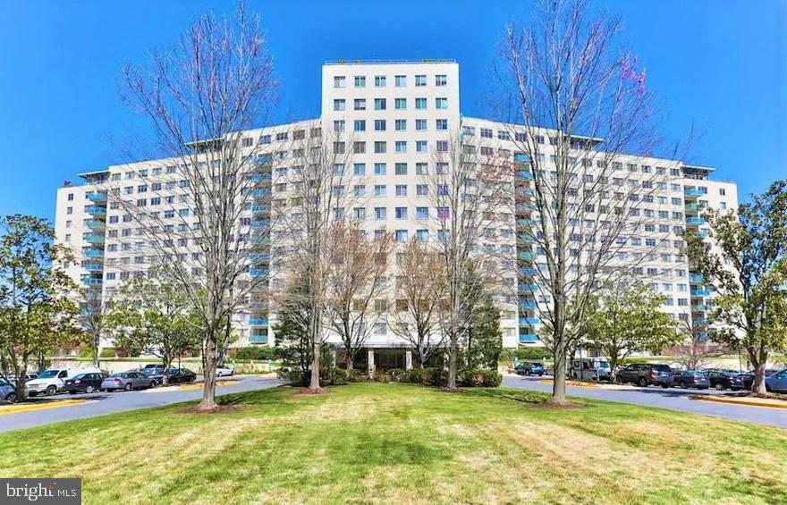 10201 GROSVENOR PL #624