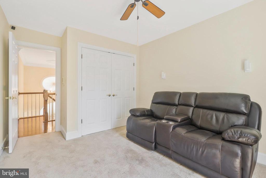 11006 Petersborough Dr