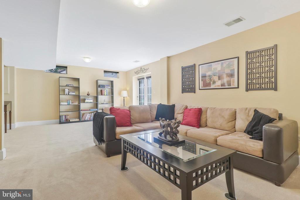 11006 Petersborough Dr