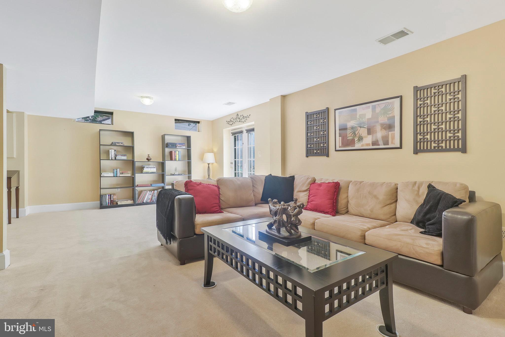 11006 Petersborough Dr