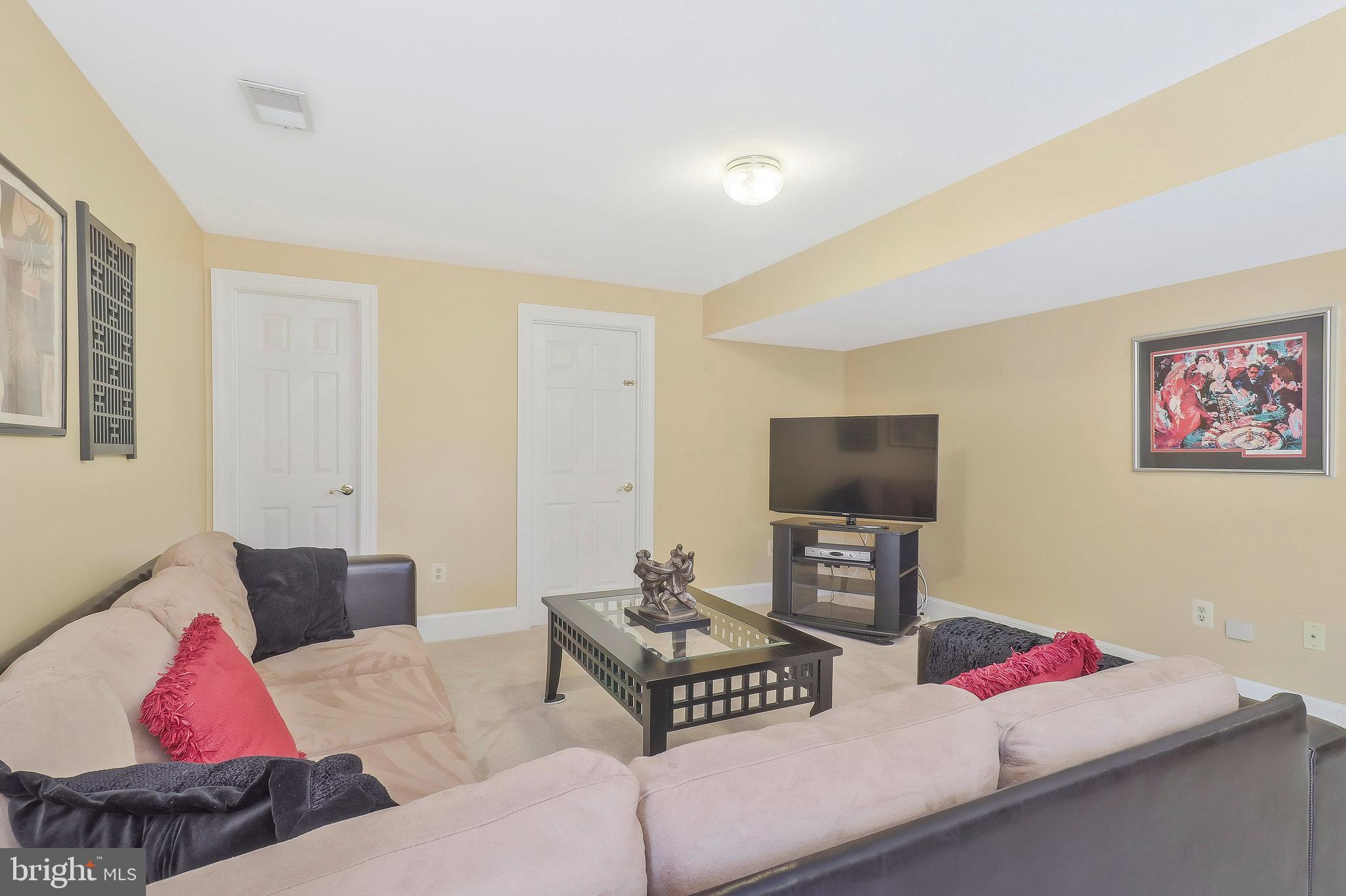 11006 Petersborough Dr