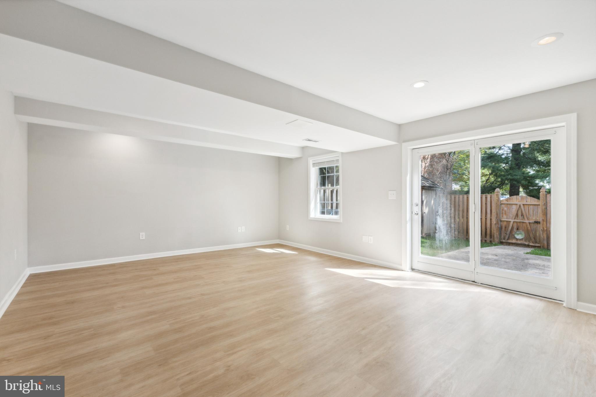 33 Landsend Dr