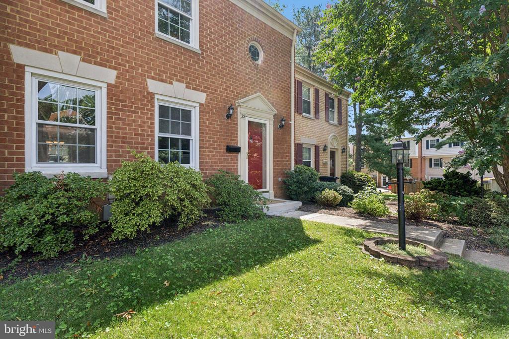 33 Landsend Dr