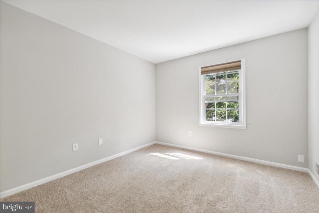 33 Landsend Dr