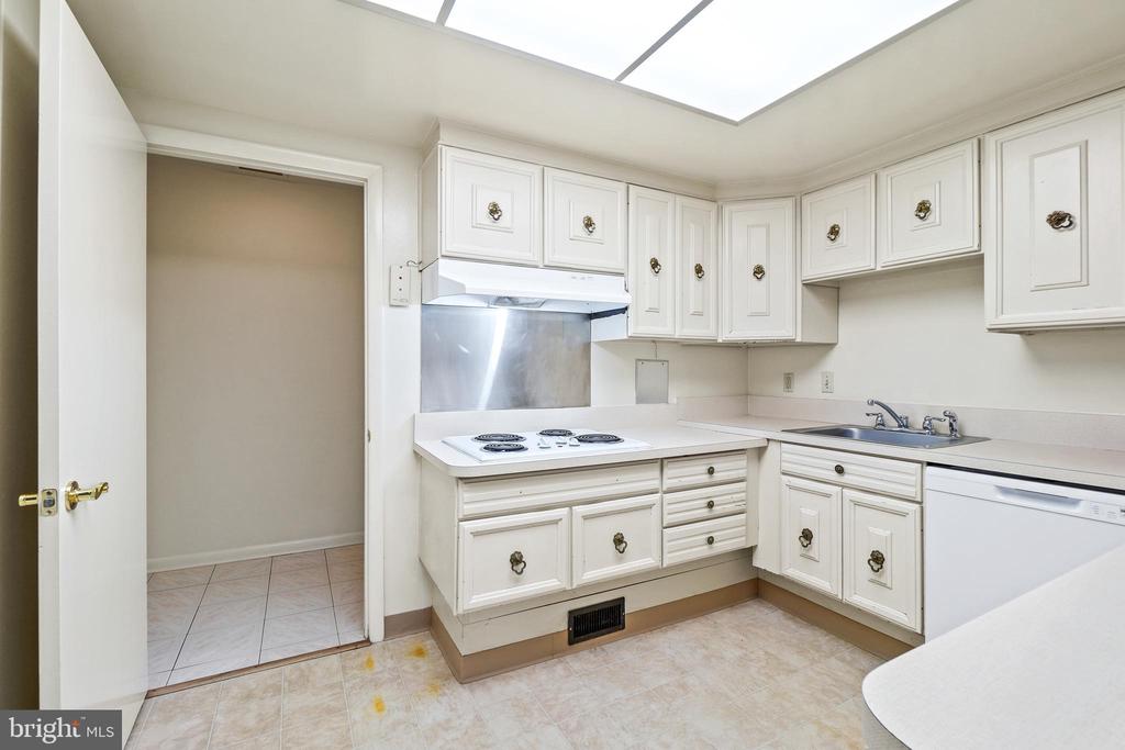 3400 CHISWICK COURT Unit: 48-1B