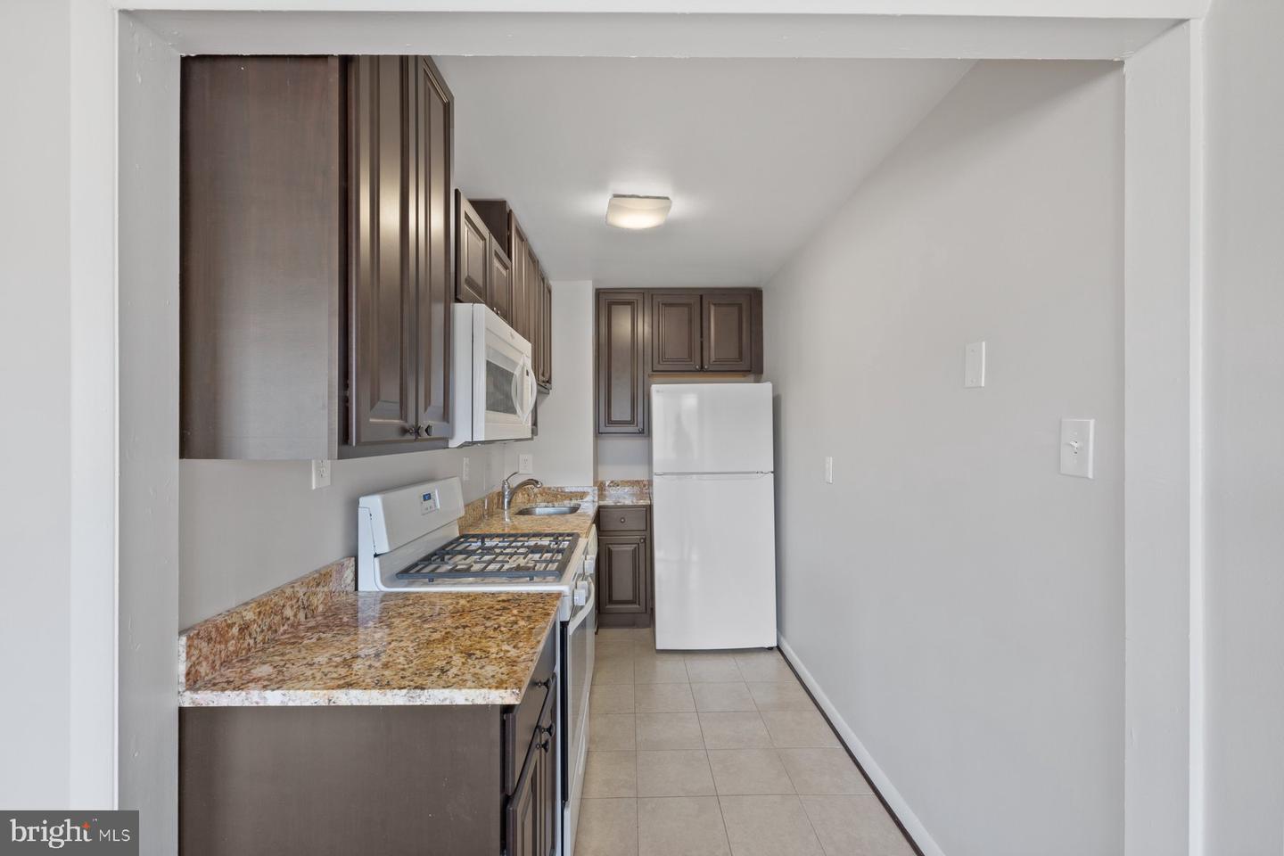 10201 GROSVENOR PL #923