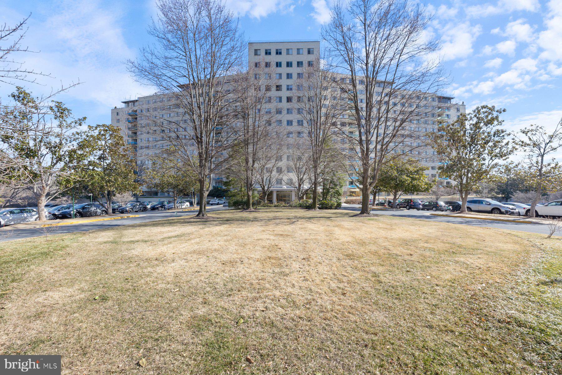 10201 GROSVENOR PL #923