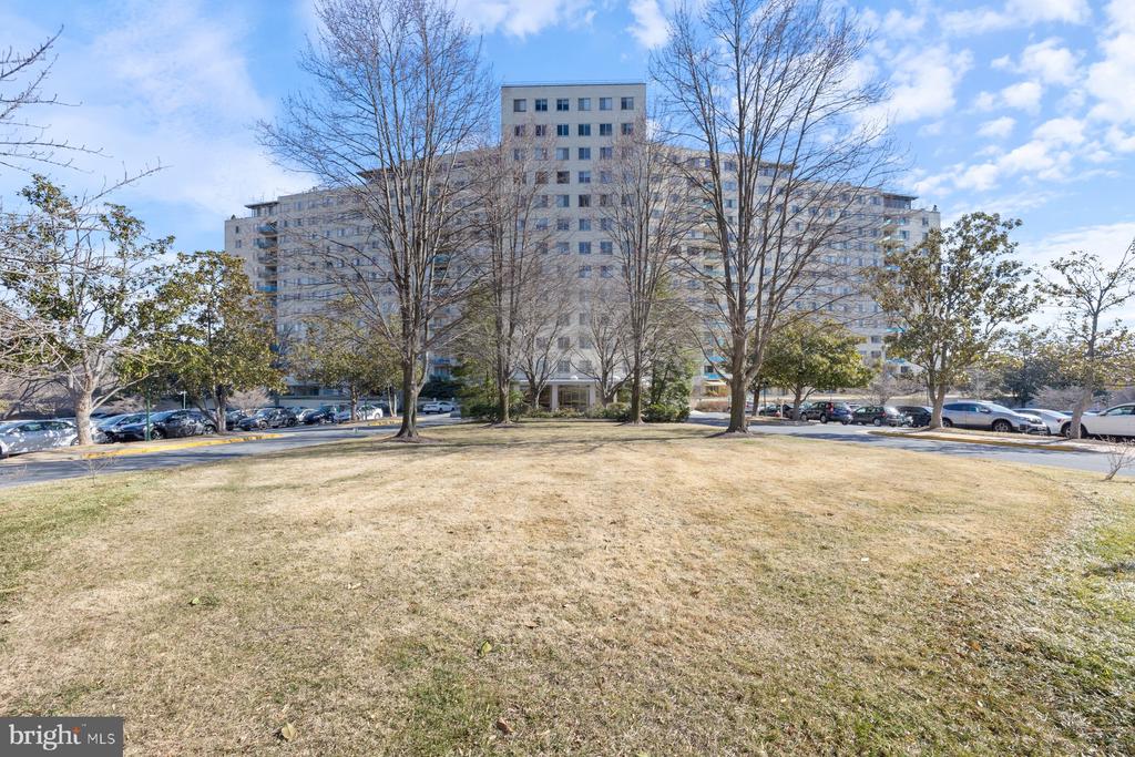 10201 GROSVENOR PL #923
