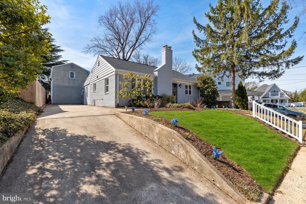 4910 Cushing Dr
