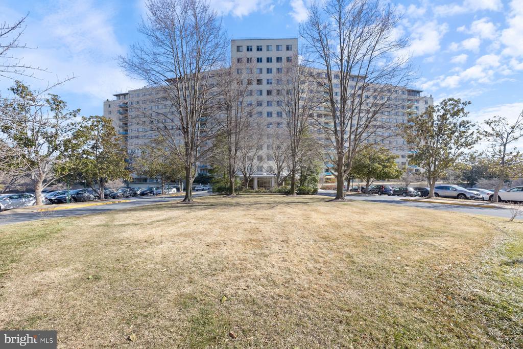 10201 GROSVENOR PL #624