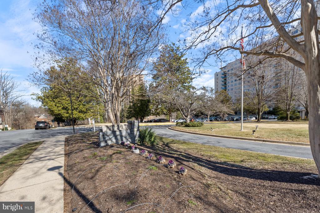 10201 GROSVENOR PL #624