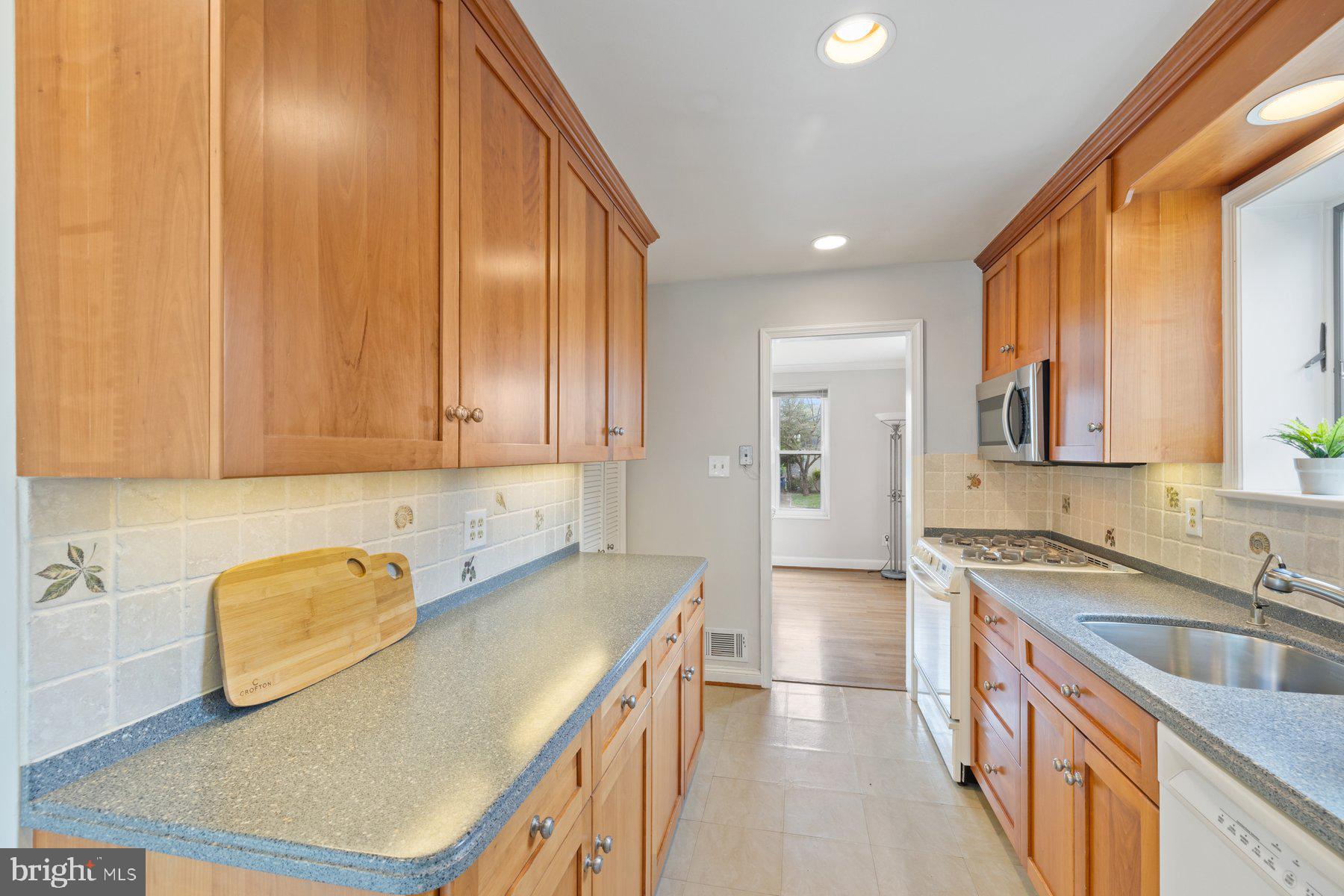 5015 Cushing Dr