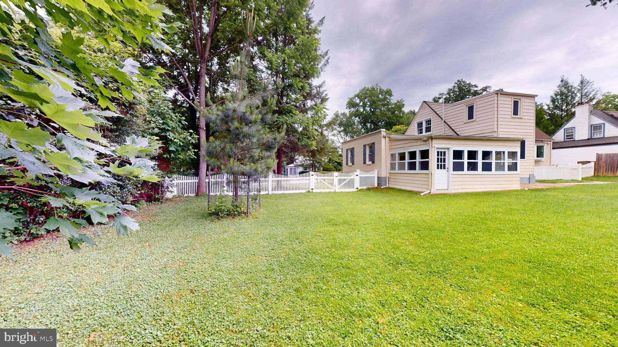 2116 LINDEN LN