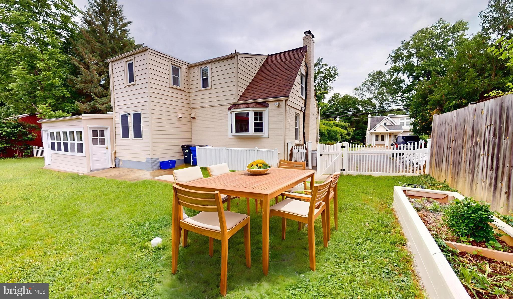 2116 LINDEN LN